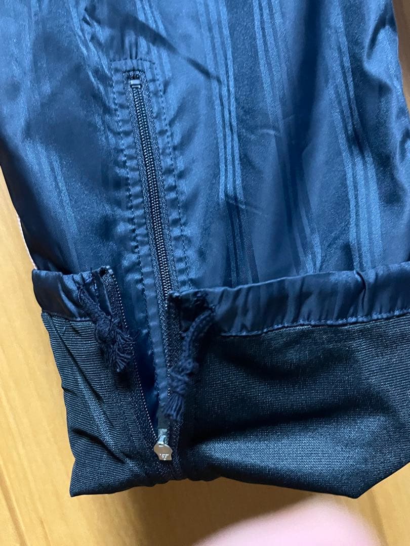 adidas 中綿入りウィンドブレーカーパンツ