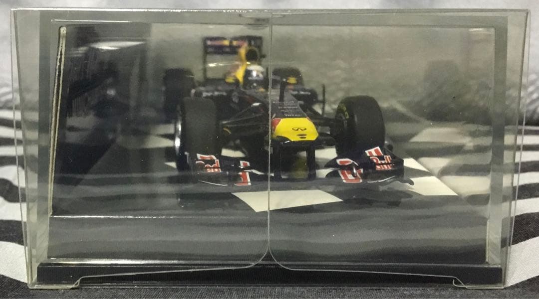 1/43 レッドブル レーシング ルノー RB7 #1 S.ベッテル 2011年