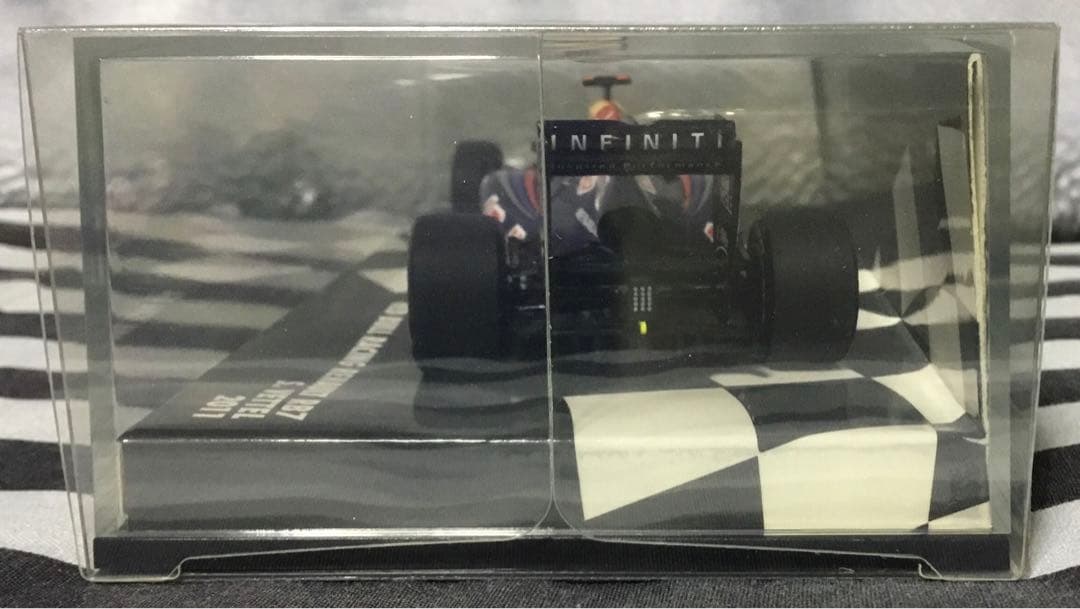 1/43 レッドブル レーシング ルノー RB7 #1 S.ベッテル 2011年