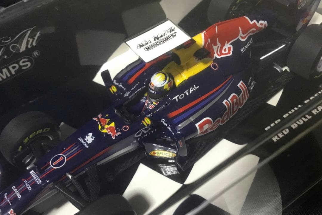 1/43 レッドブル レーシング ルノー RB7 #1 S.ベッテル 2011年