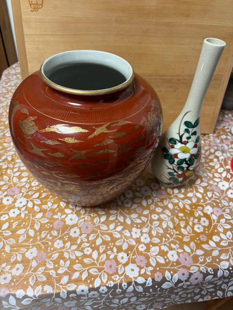 【九谷 永楽】九谷焼 花瓶　赤×金色系　鶴紋様 九谷吉臣 2点