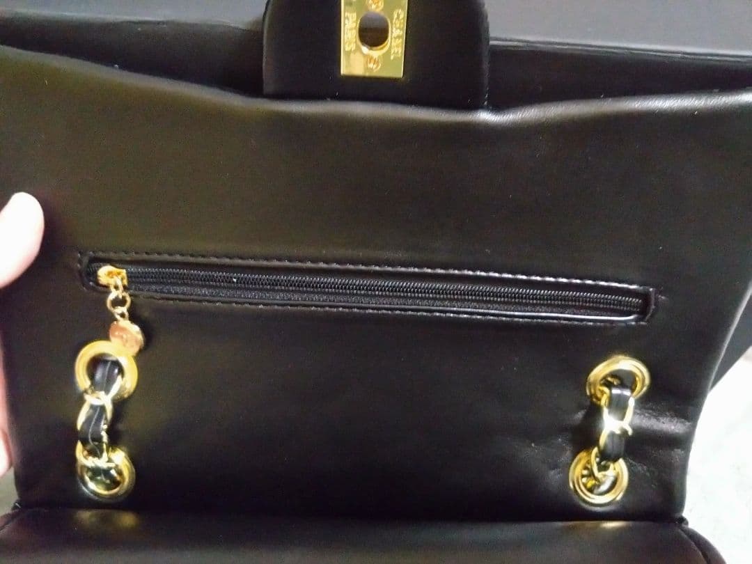 CHANEL ブラックレザーショルダーバッグ