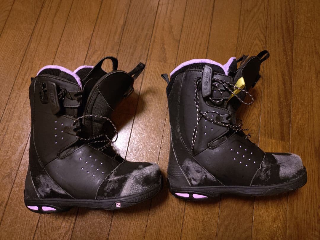 SALOMON 女性用ハイエンドスノーボードブーツ ブラック/ピンク