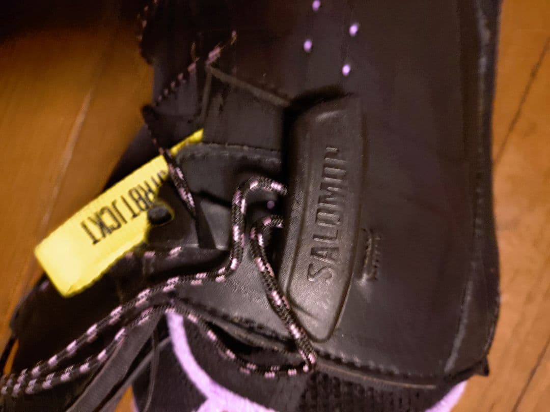 SALOMON 女性用ハイエンドスノーボードブーツ ブラック/ピンク