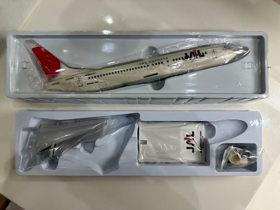 ハウスマン　B737-400 とMD-81 のソリッドモデルの2機セット