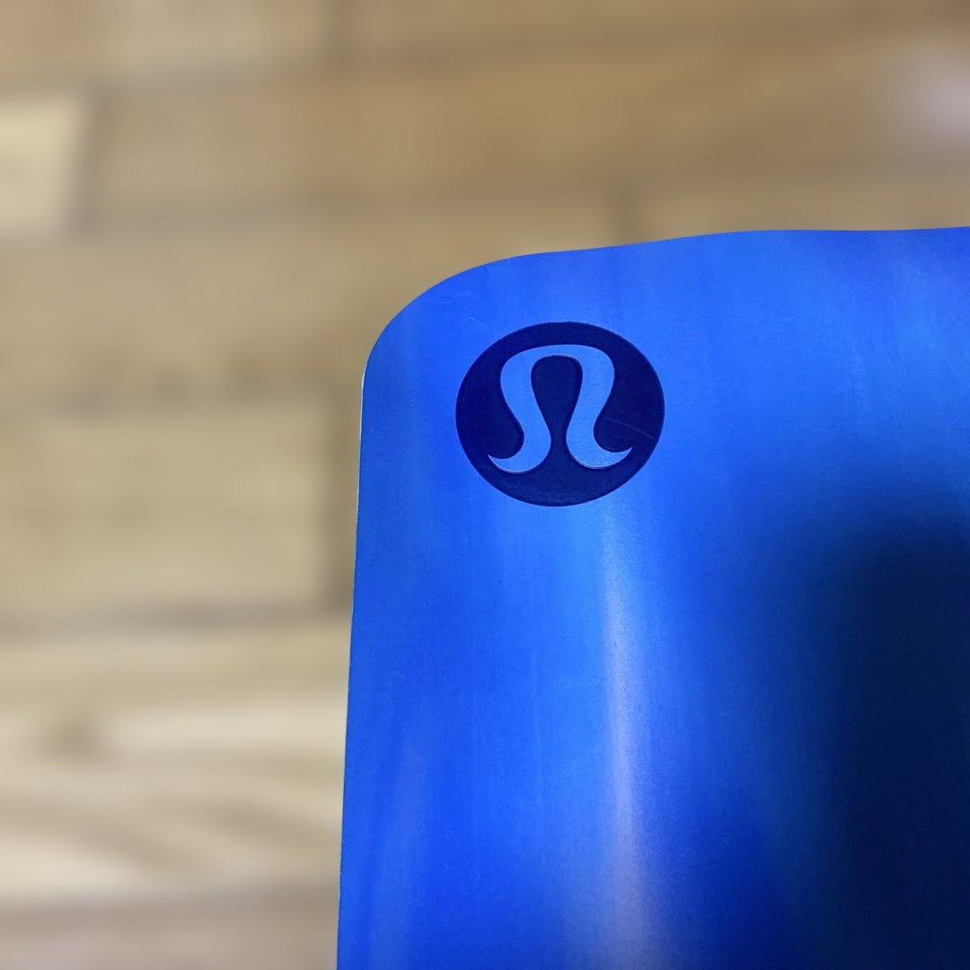 lululemon ヨガマット 5㎜ 青　裏イエロー　未使用　若干裏に保管汚れ