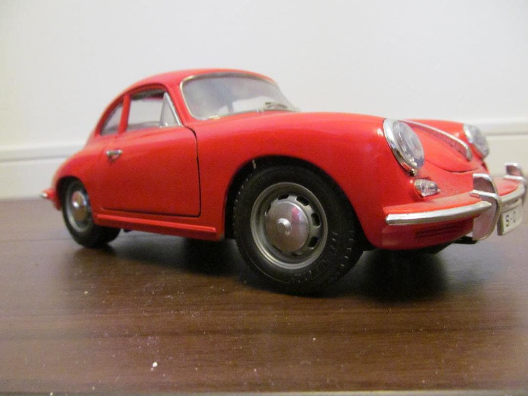 ポルシェっぽい車の玩具おもちゃ　赤
