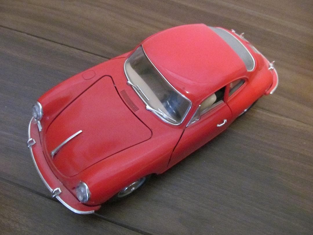 ポルシェっぽい車の玩具おもちゃ　赤