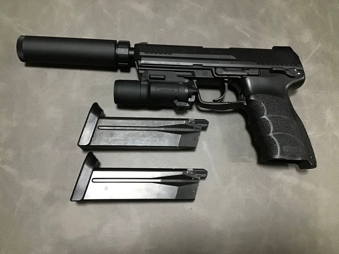 東京マルイ HK45 Tactical 予備マガジンとマルイ製ライト付