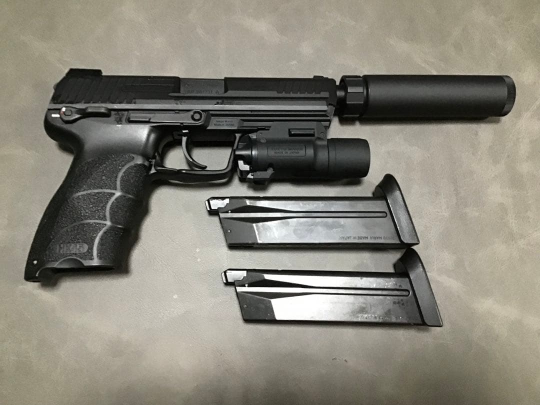 東京マルイ HK45 Tactical 予備マガジンとマルイ製ライト付