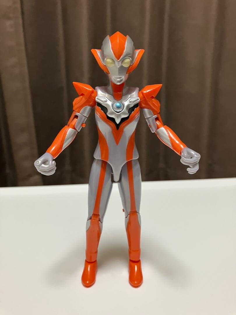 ウルトラマンフィギュアセットと説明カード