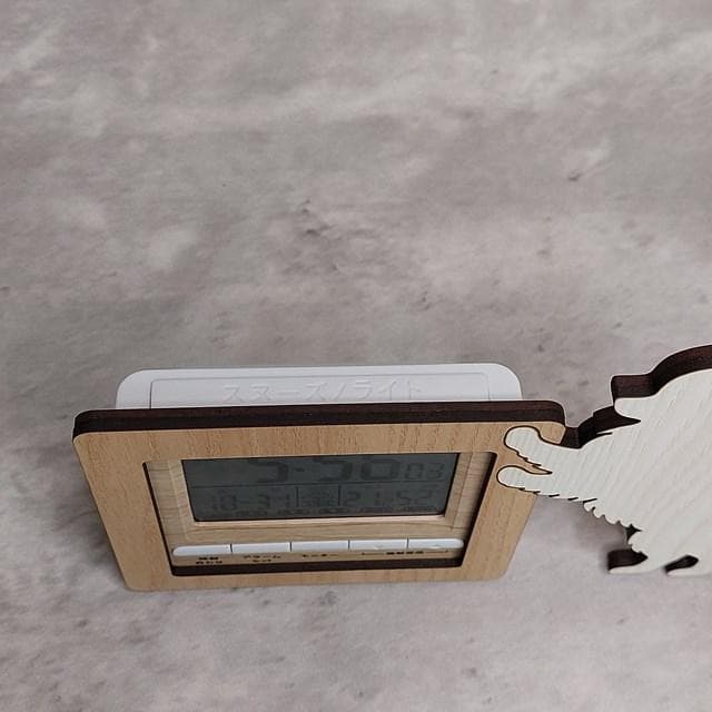 【電波時計】ワンちゃんが寄り添う電波デジタル時計 ― トイプードル ベージュ