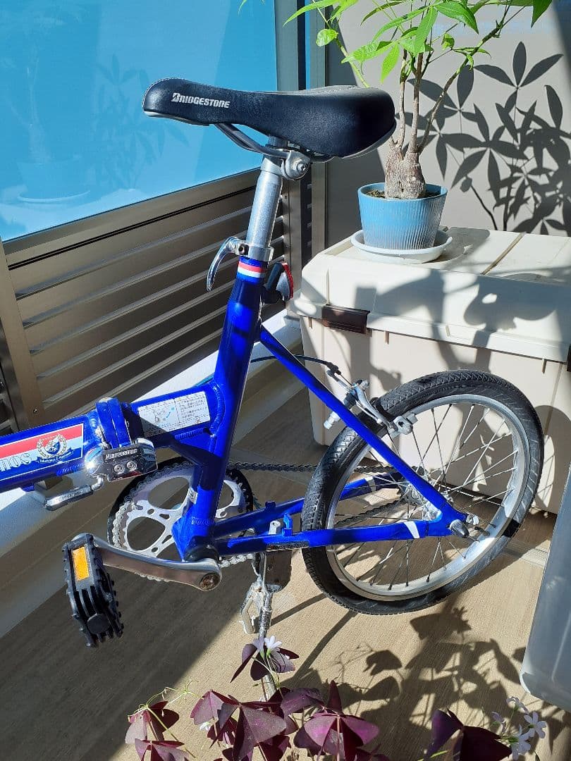 青い折りたたみ自転車
