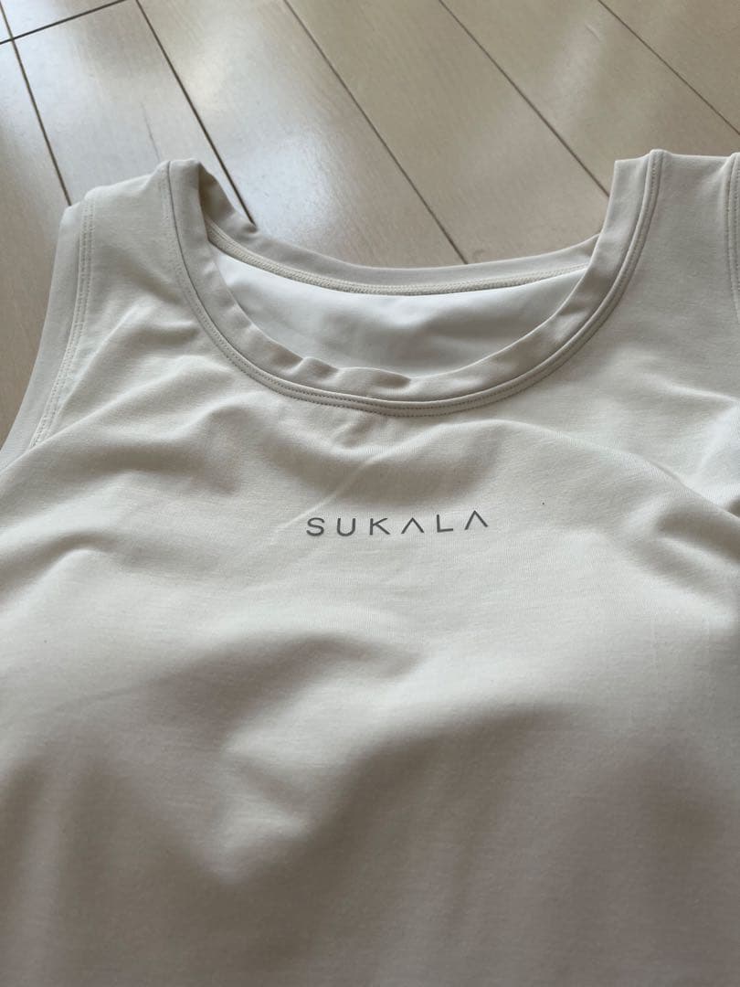 SUKALA カップ付きタンクトップ　Lサンドベージュ　新品