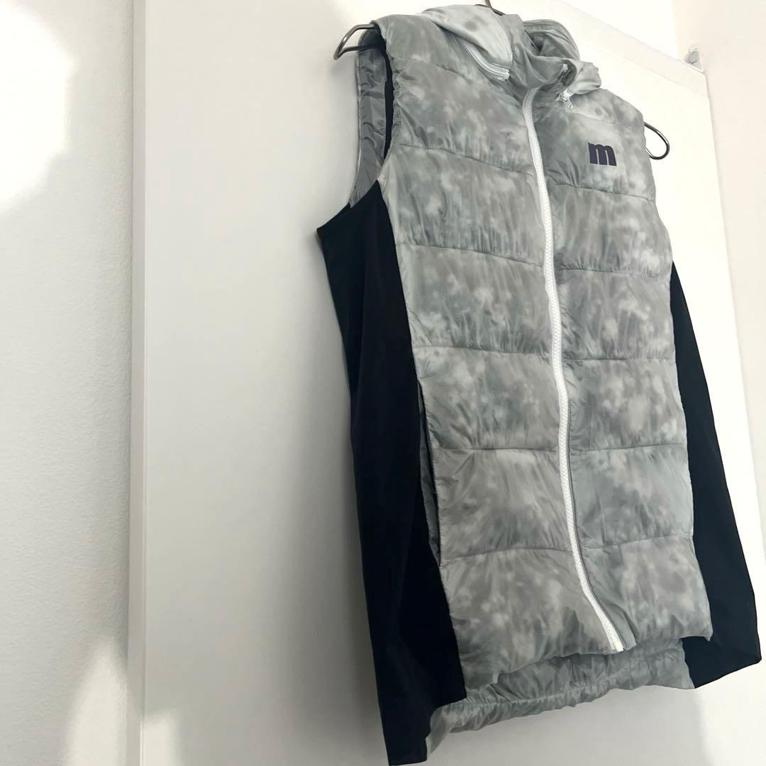【極美品】マンシングウェア アウター フード付 中綿ベスト 総柄 グレー系
