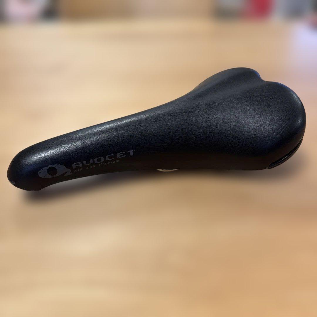 【希少】AVOCET O2 40 Air Titanium サドル