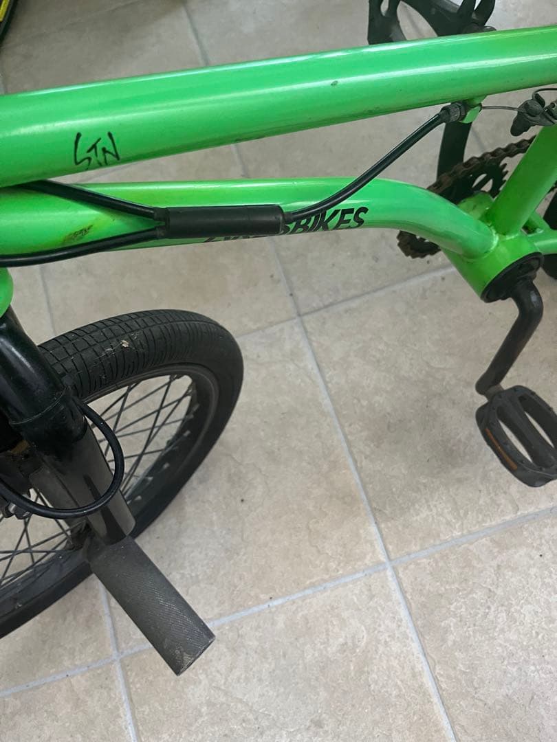 aresbikes 自転車キッズヘルメット付き