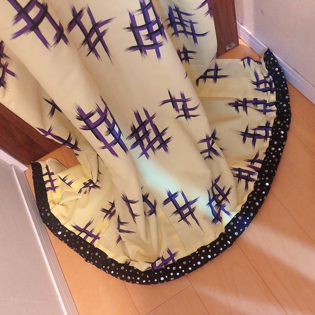 日本舞踊り　日舞　ポリエステル　裾引き着物　お引きづり　黄色紫　井桁模様　派手