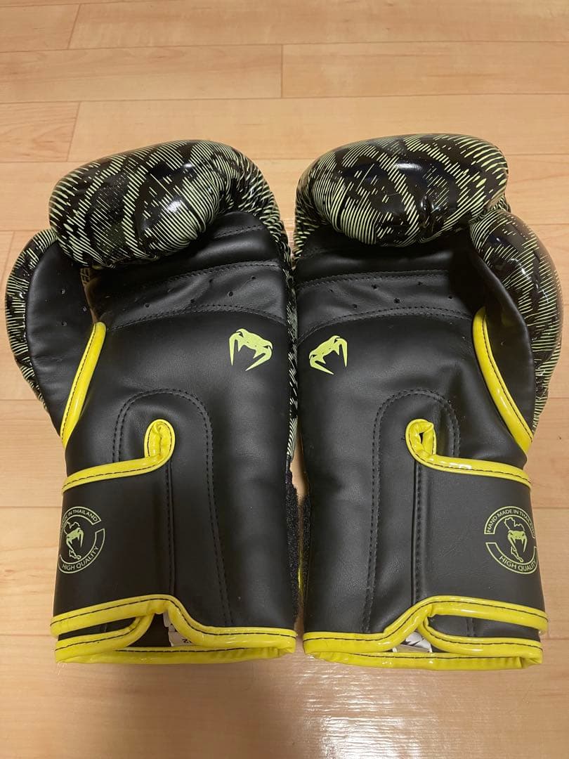 VENUM ボクシンググローブ　中古