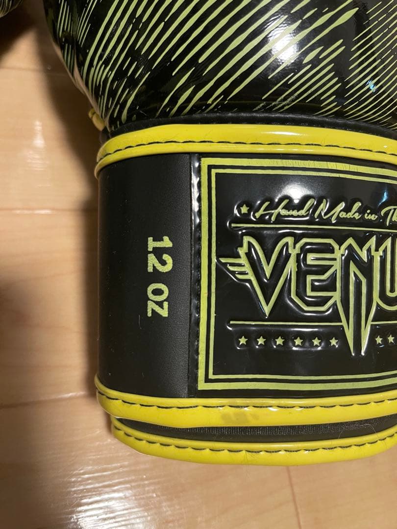 VENUM ボクシンググローブ　中古