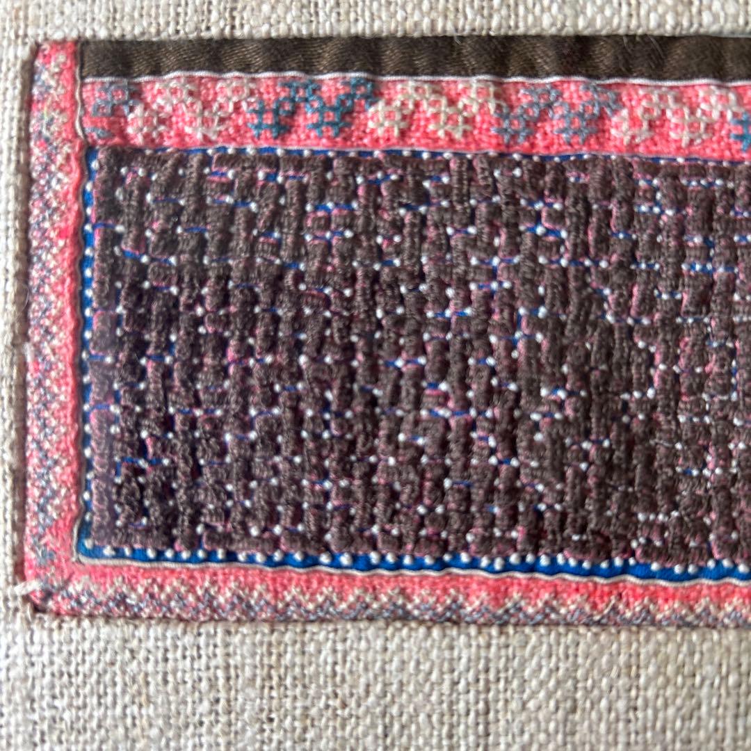 古布手刺繍モン族後ろ襟・古木チーク材額装