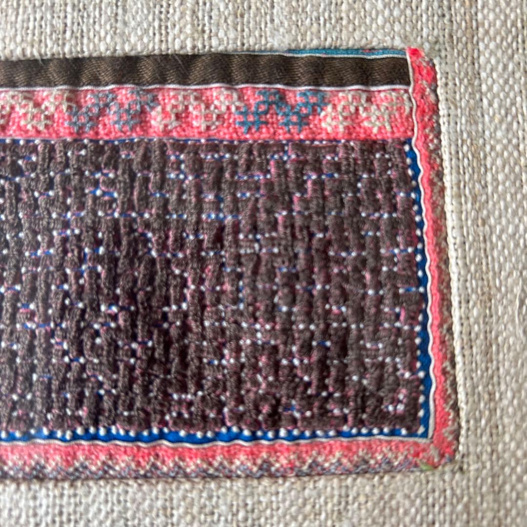 古布手刺繍モン族後ろ襟・古木チーク材額装