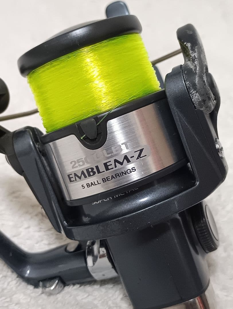 ダイワエンブレムZ2500LBTレバーブレーキリール！新品ナイロンライン付