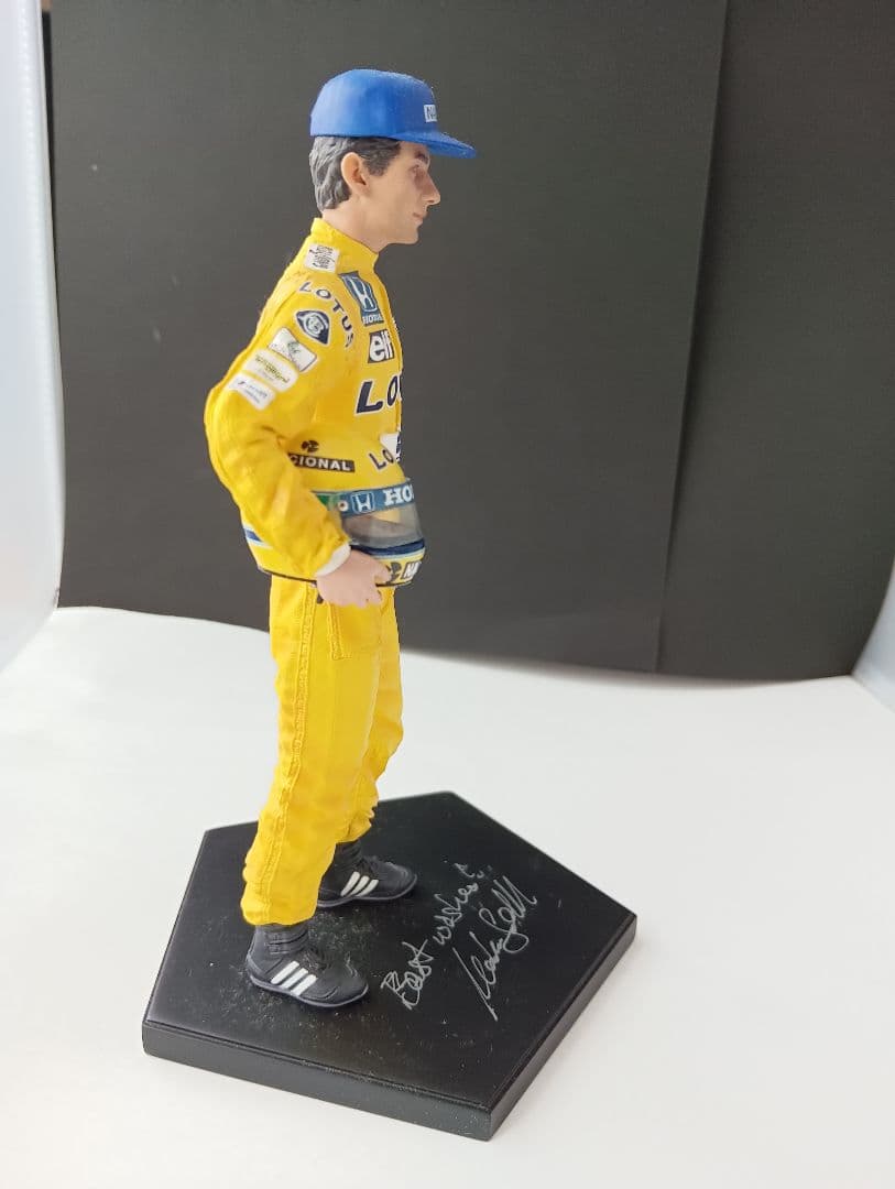 アイルトンセナLOTUS サイン入りレーシングドライバー フィギュア