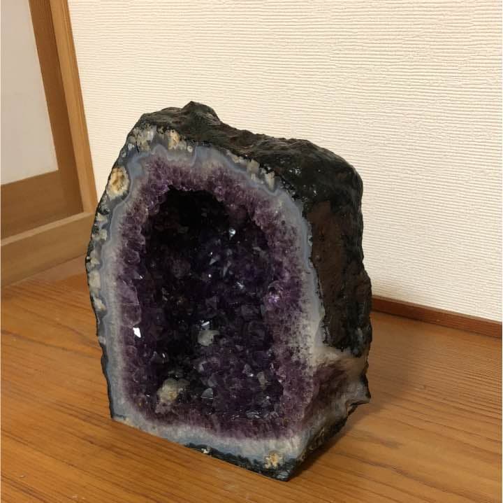 アメジスト原石のオブジェです。30年ほど前に南米で約30万円購入しています。