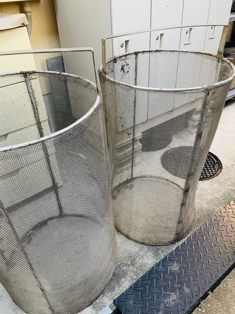 金属製ざる 約80cm 。2つあります。2つ一緒に買うと価格は相談可能です。