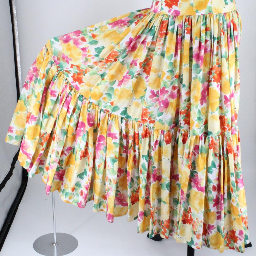 【美品 フラメンコ衣装】マルチカラー花柄 ドレス 大きく広がる裾 胸パット付き