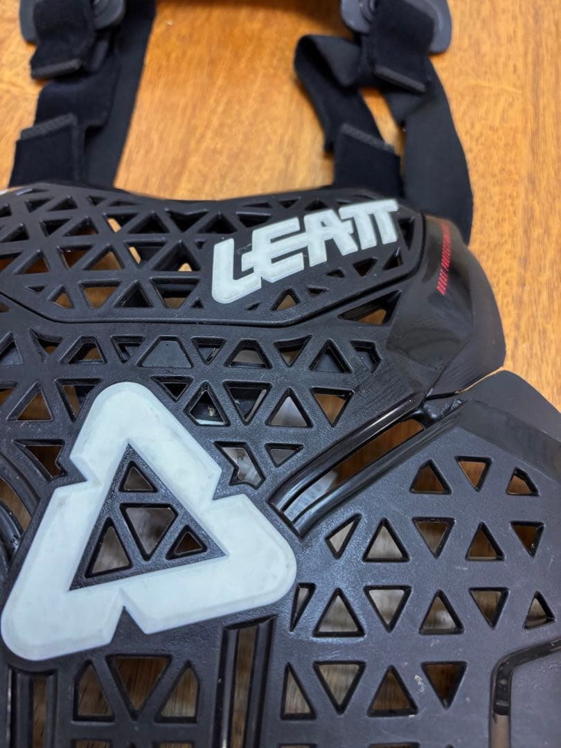 LEATT　2.5 チェストプロテクター　MTBで使用
