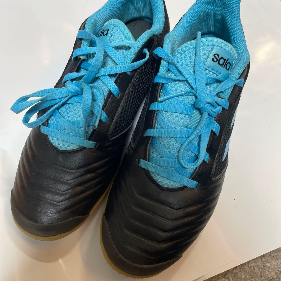 adidas フットサルシューズ　PREDATOR