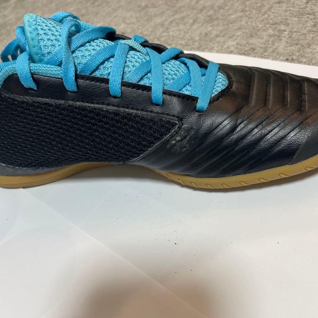 adidas フットサルシューズ　PREDATOR