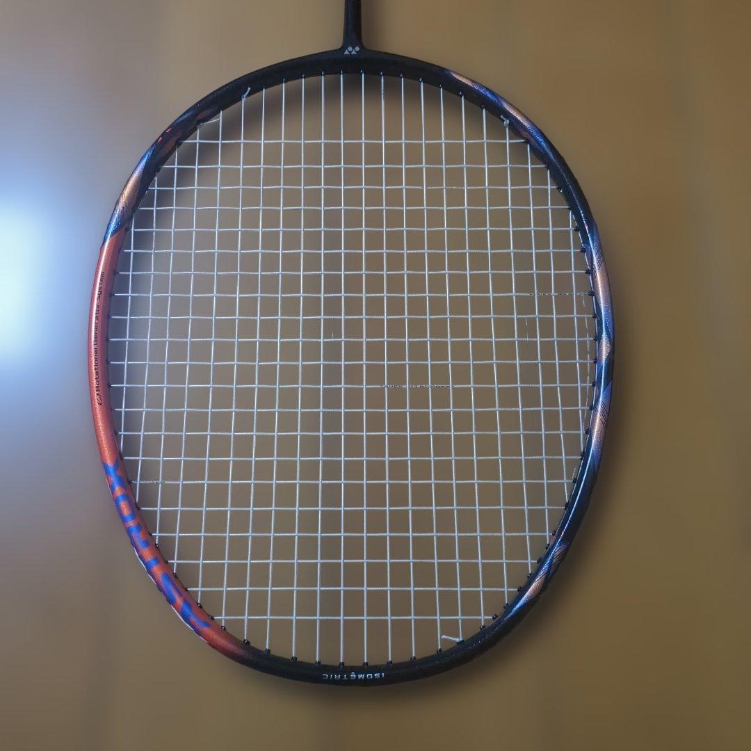 ヨネックス　ASTROX 77 PRO バドミントンラケット4U　ガット新