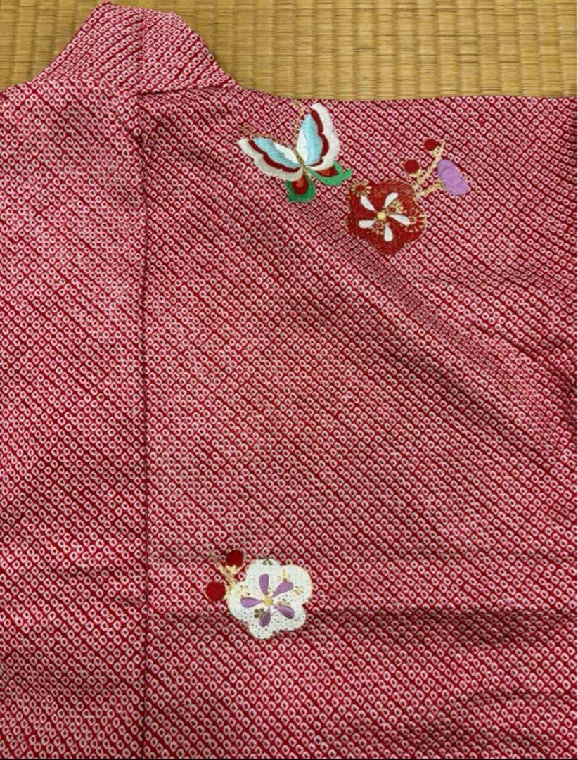 七五三　四ツ身女の子着物　正絹　仮絵羽　赤　豪華絞り　華やか刺繍　蝶　梅