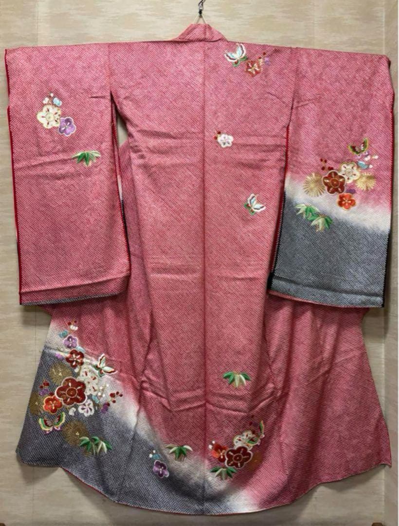 七五三　四ツ身女の子着物　正絹　仮絵羽　赤　豪華絞り　華やか刺繍　蝶　梅