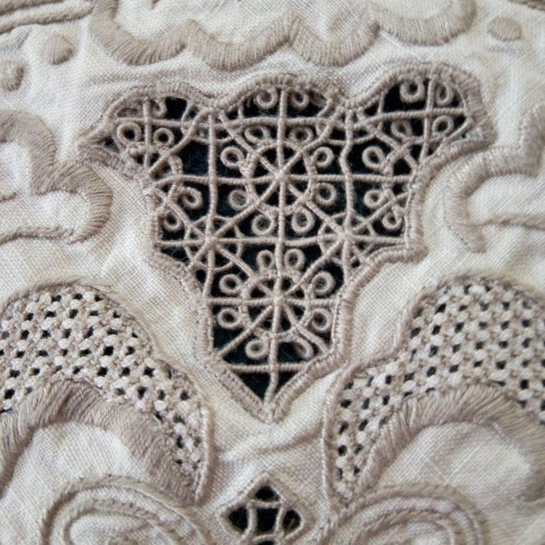 花柄刺繍 大判テーブルクロス 約125×125(中央採寸)