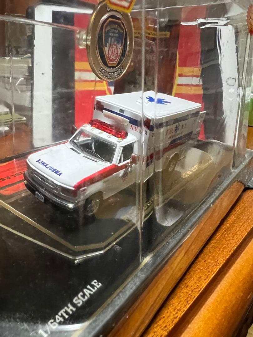 CODE 3 FDNY 救急車 1/64