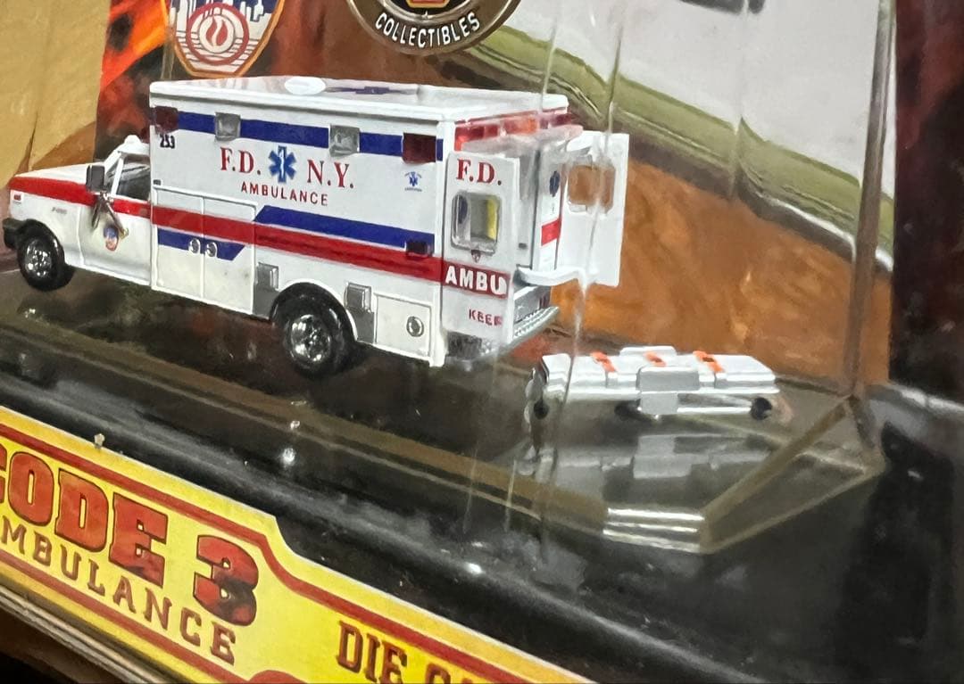 CODE 3 FDNY 救急車 1/64