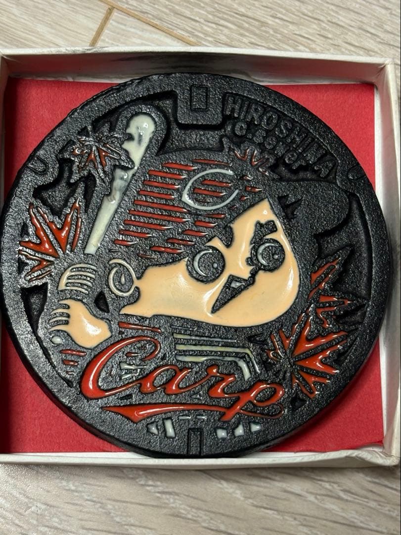 広島東洋カープ Carp マンホール型ペーパーウェイト
