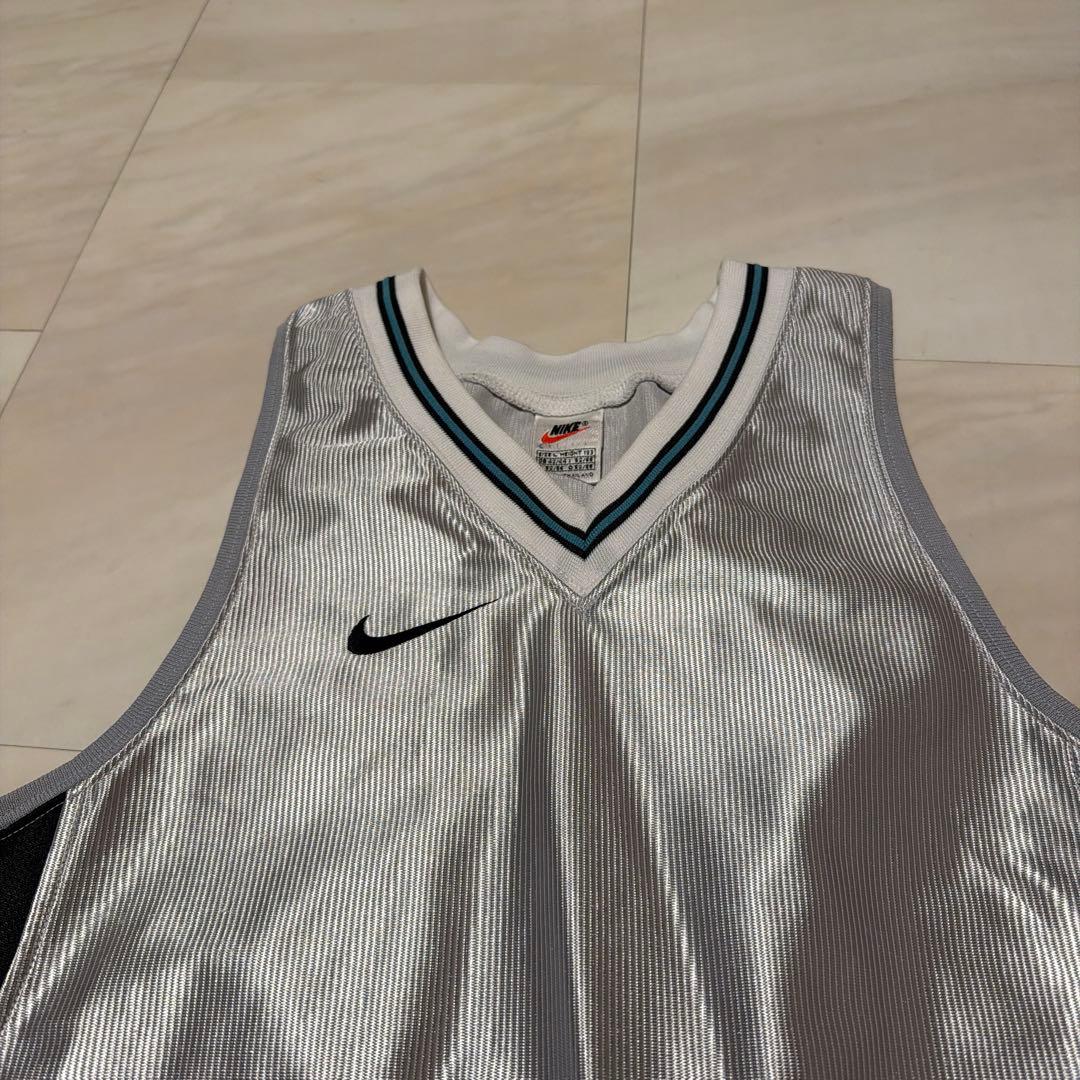 Nike シルバー Vネック タンクトップ