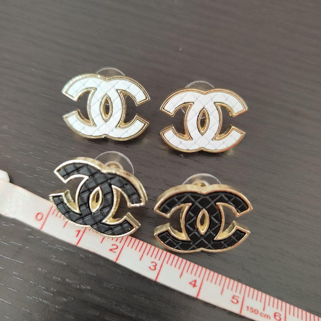 CHANEL CCロゴ黒/白ピアス
