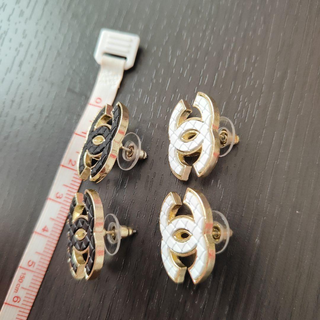 CHANEL CCロゴ黒/白ピアス