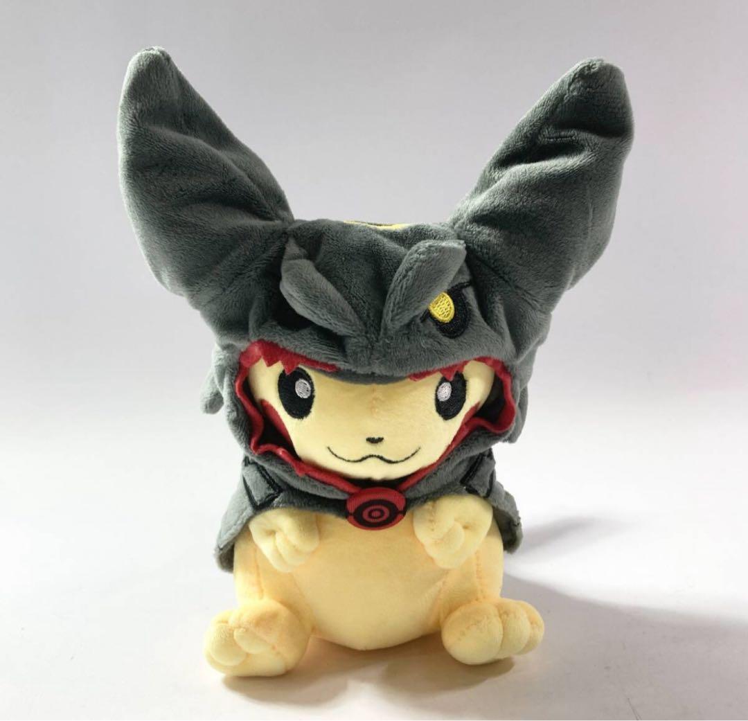 ポケモンセンター限定「黒いレックウザのポンチョを着たピカチュウ」のぬいぐるみ