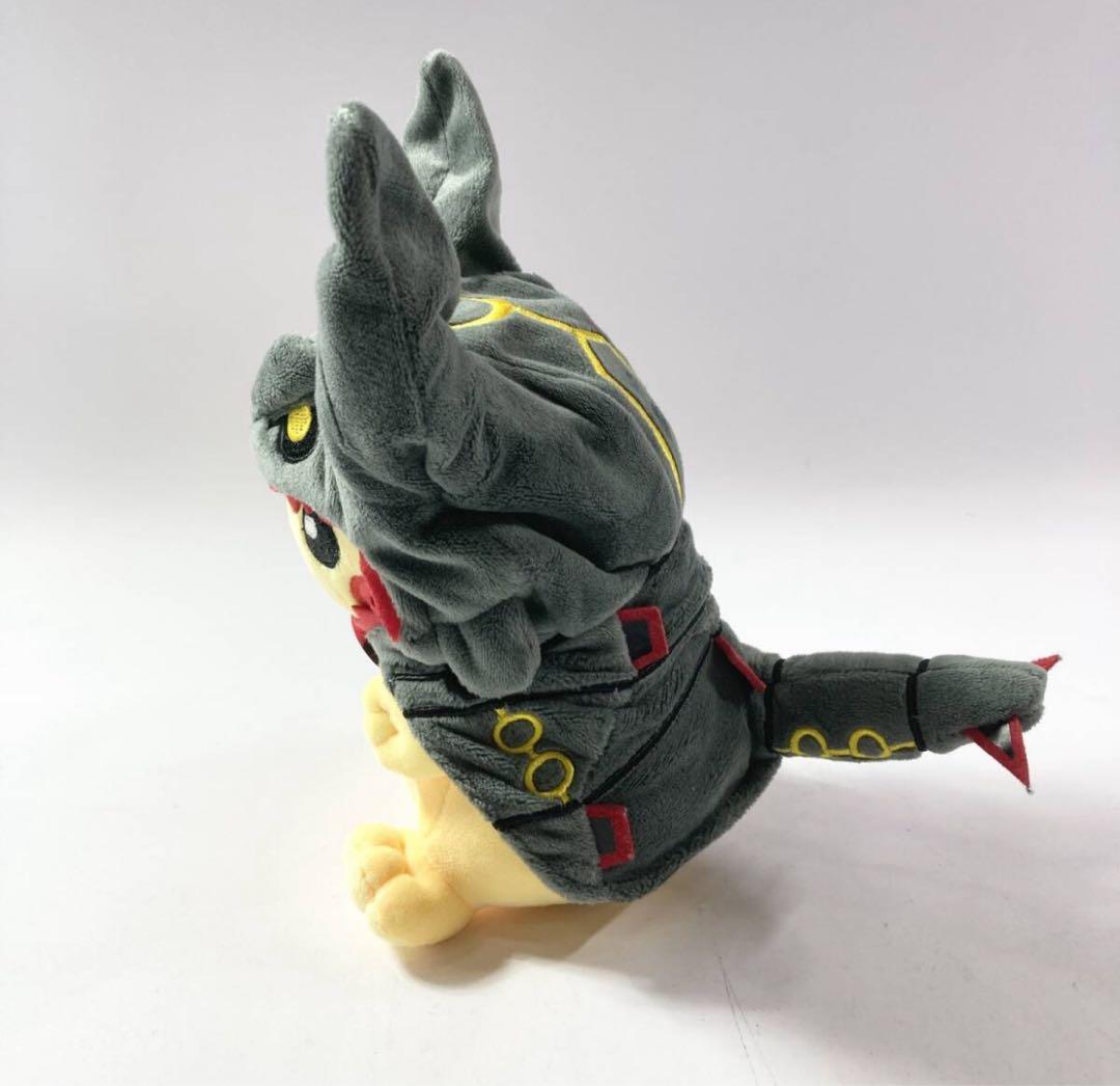 ポケモンセンター限定「黒いレックウザのポンチョを着たピカチュウ」のぬいぐるみ