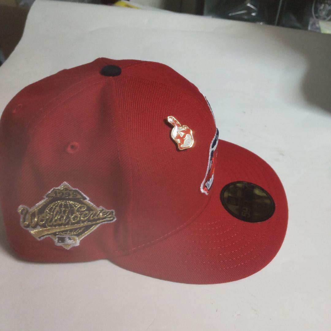New Era 赤 キャップ 7 3/8、ゴールドパッチ
