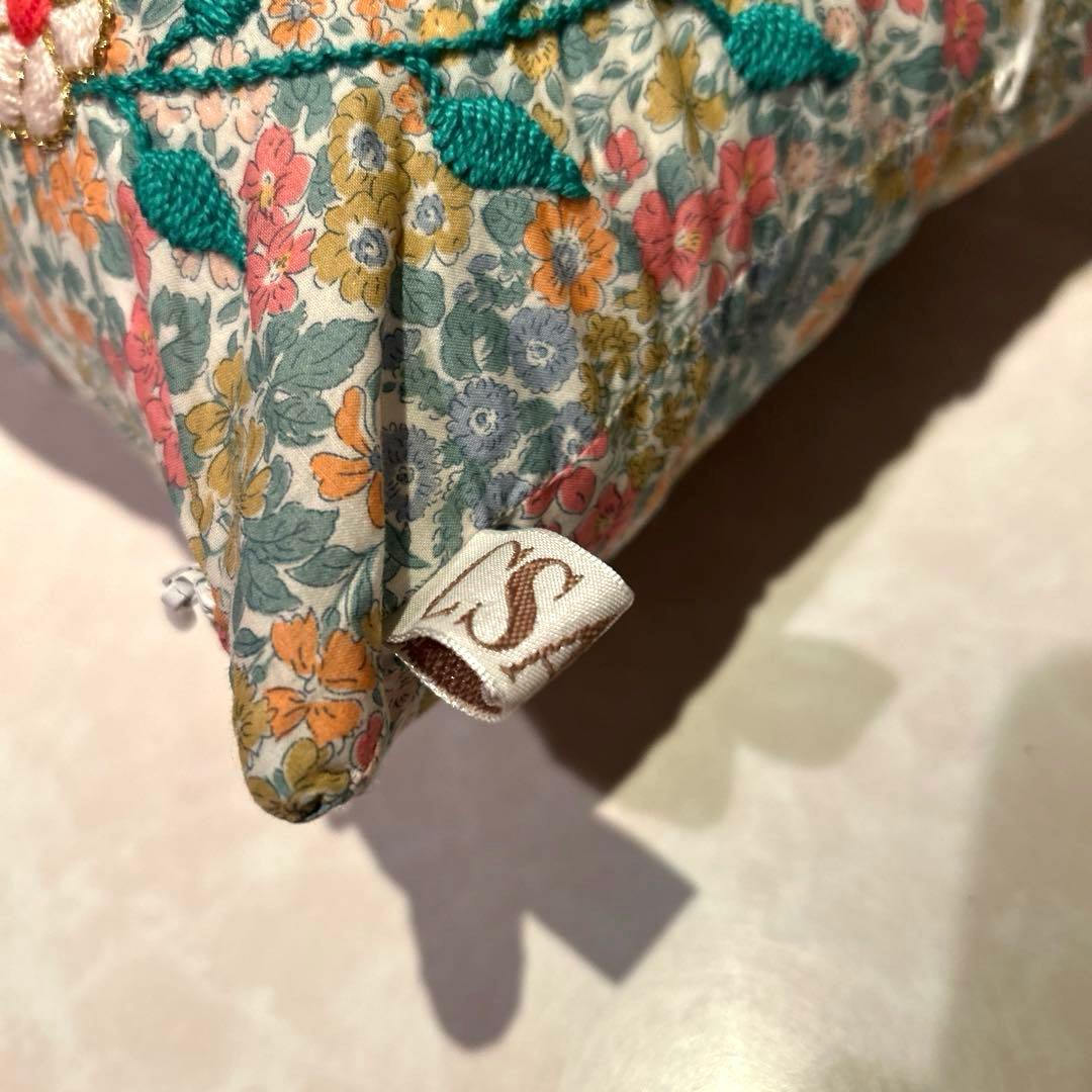美品　サオCSAOクッション＋中綿　フランス手刺繍リバティ