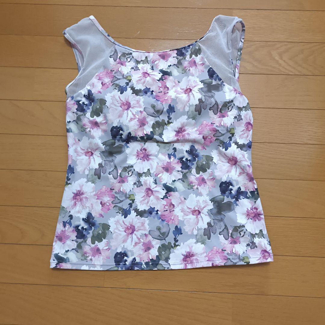 花柄トップスと黒レギンススカートセット