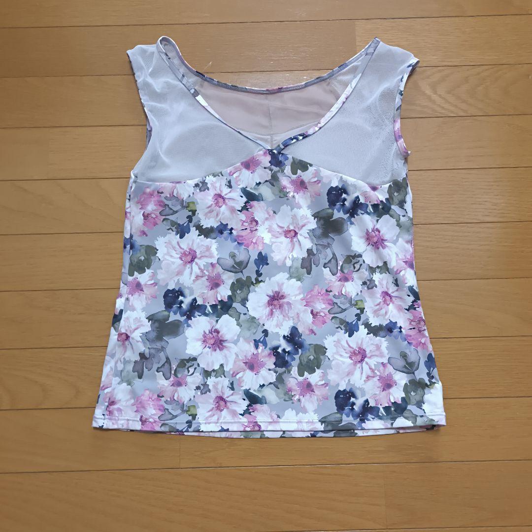 花柄トップスと黒レギンススカートセット